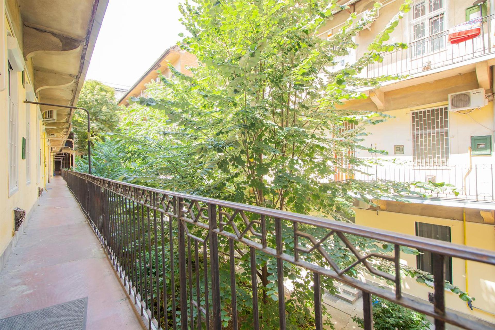 Cozy Apartment In Akacfa Street Budapest Bagian luar foto