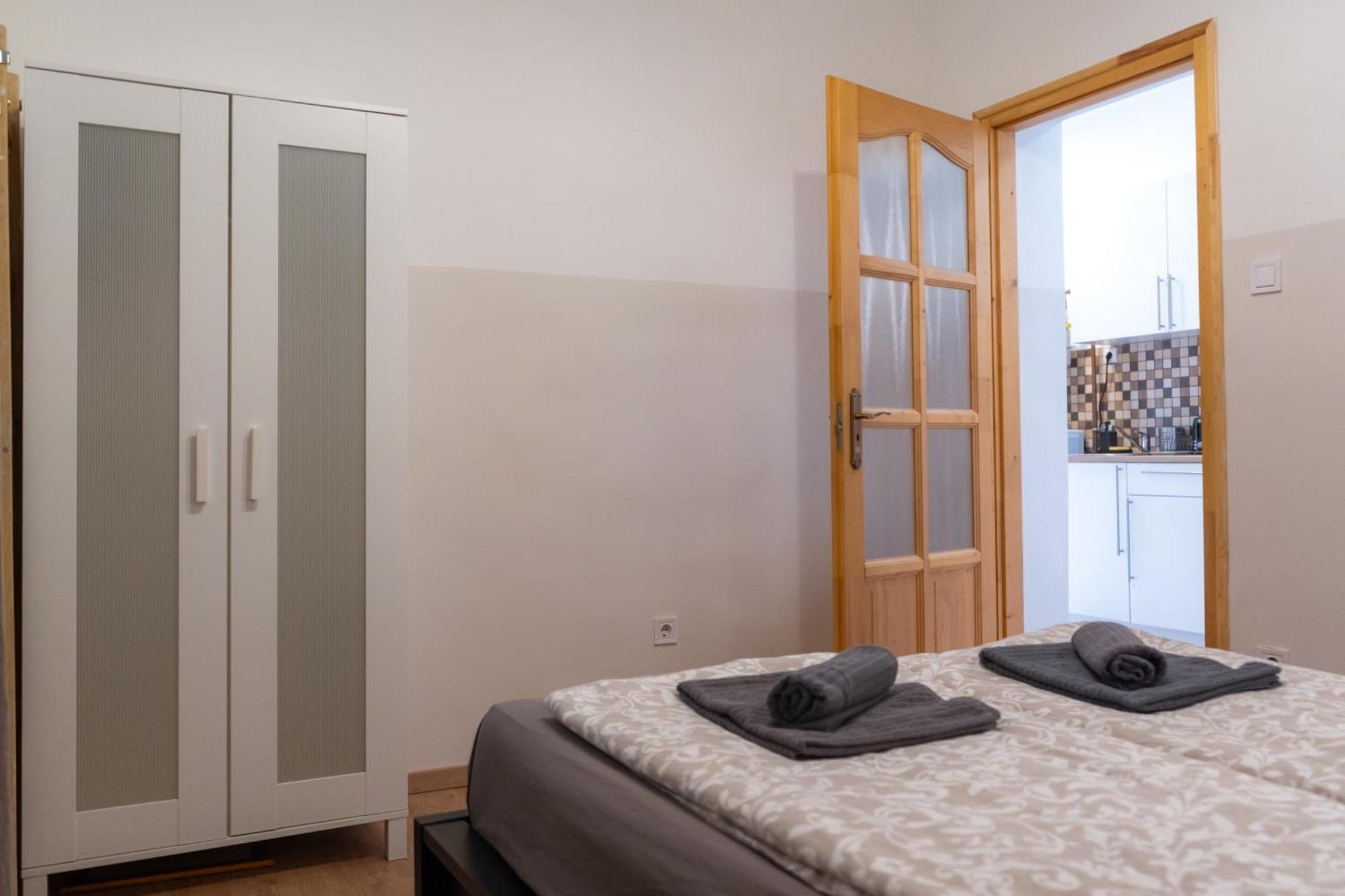 Cozy Apartment In Akacfa Street Budapest Bagian luar foto