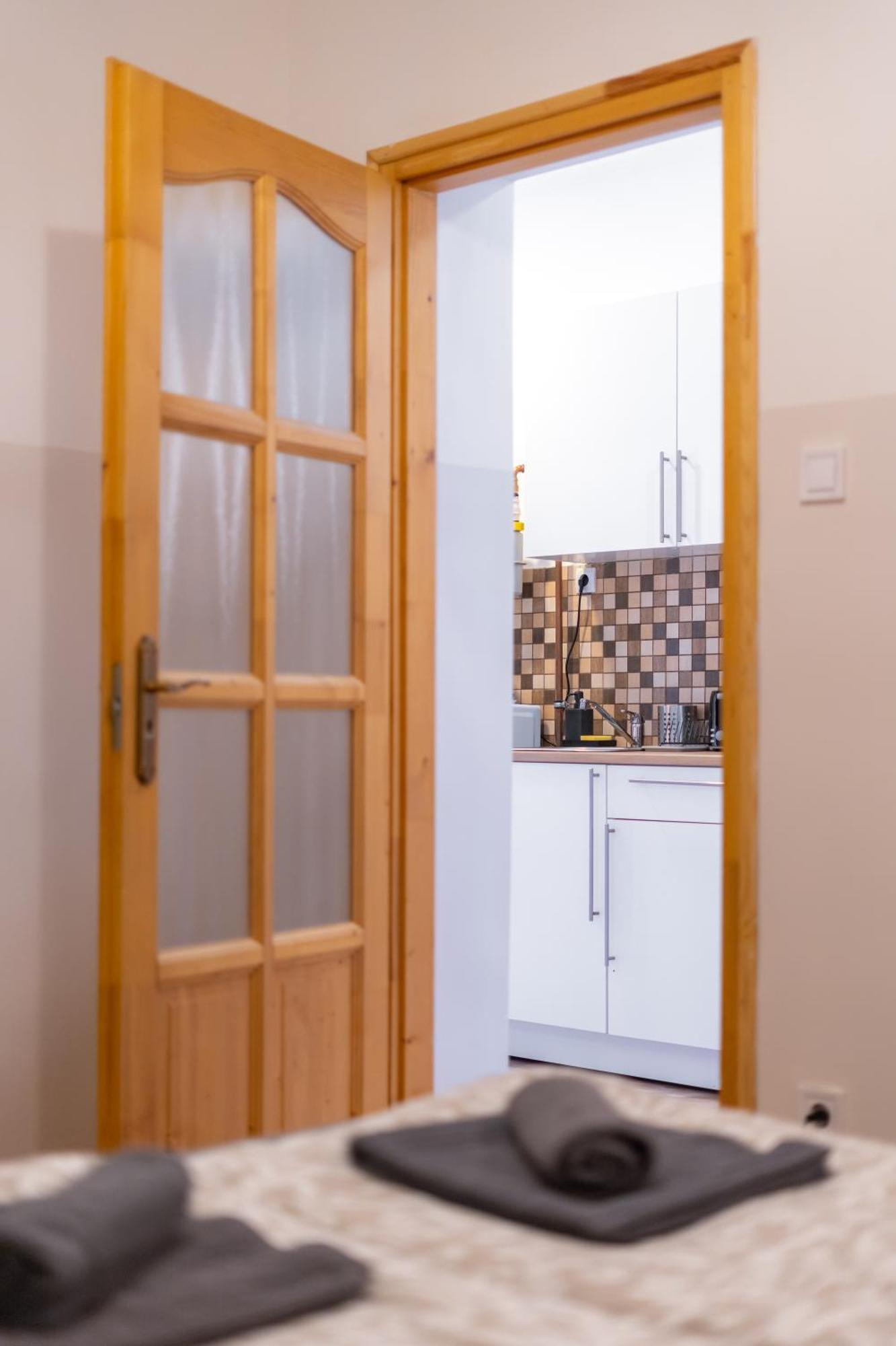 Cozy Apartment In Akacfa Street Budapest Bagian luar foto