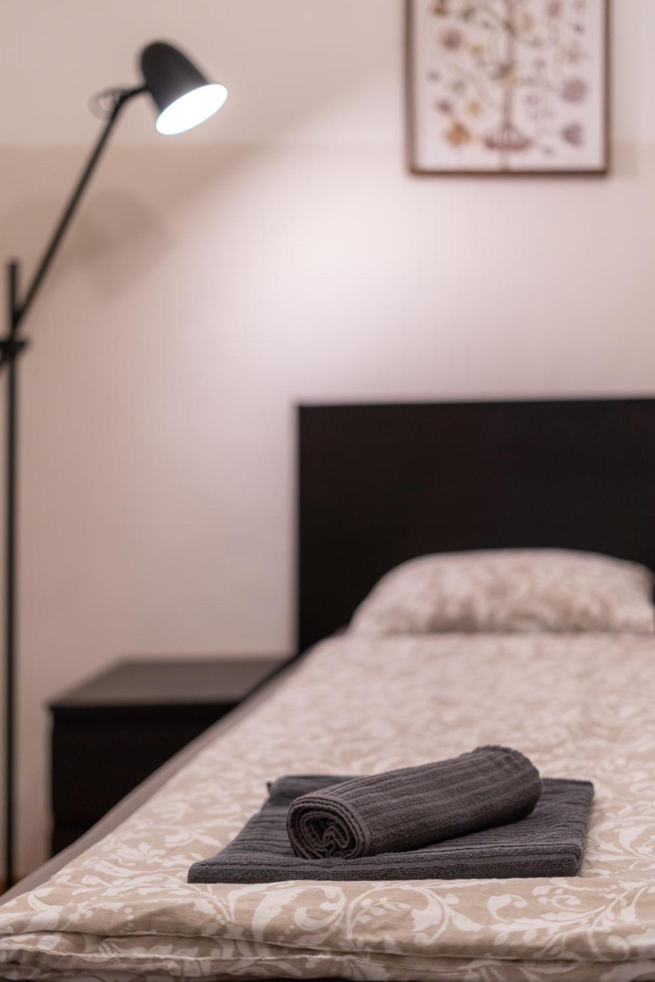 Cozy Apartment In Akacfa Street Budapest Bagian luar foto