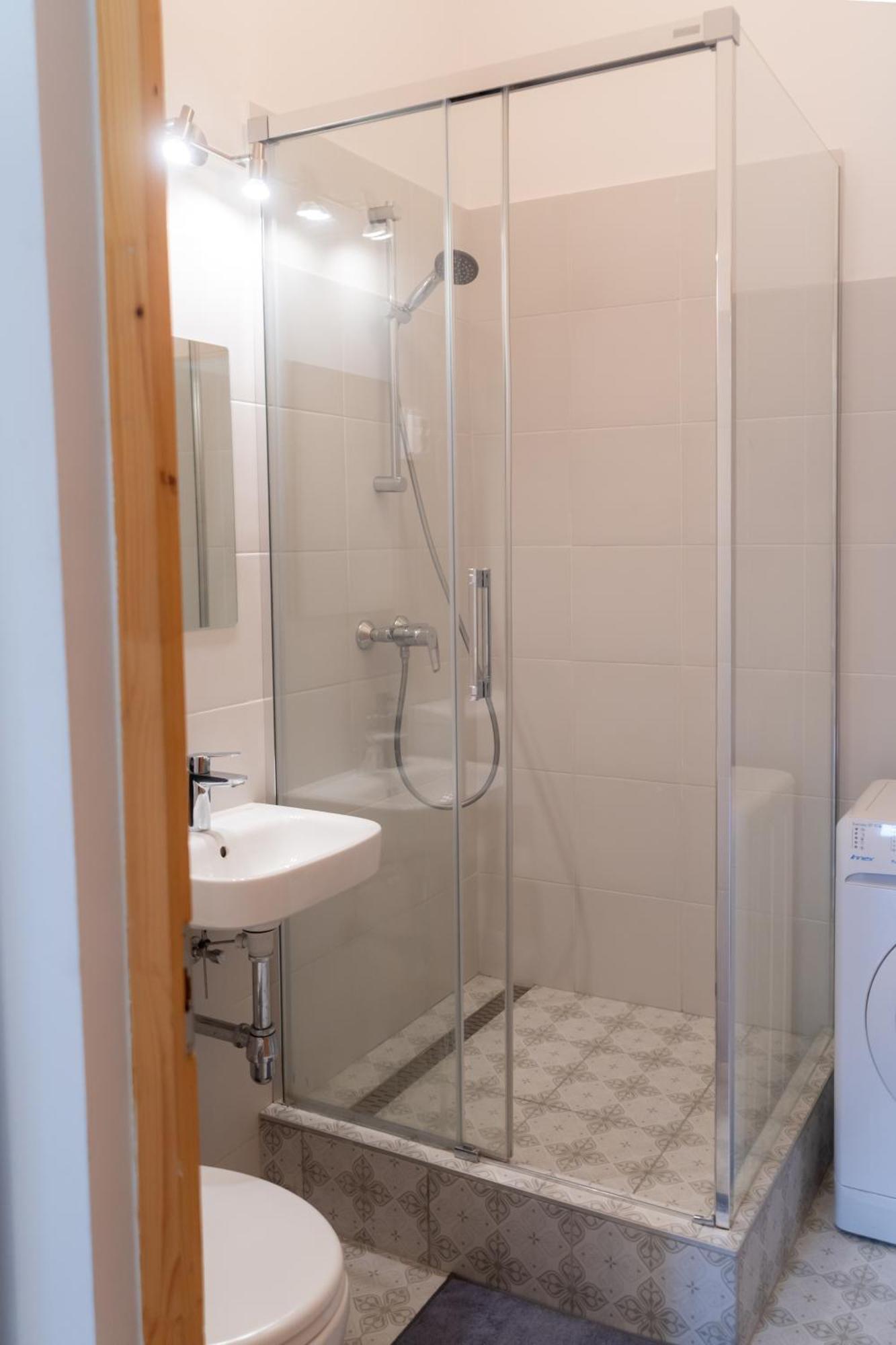 Cozy Apartment In Akacfa Street Budapest Bagian luar foto